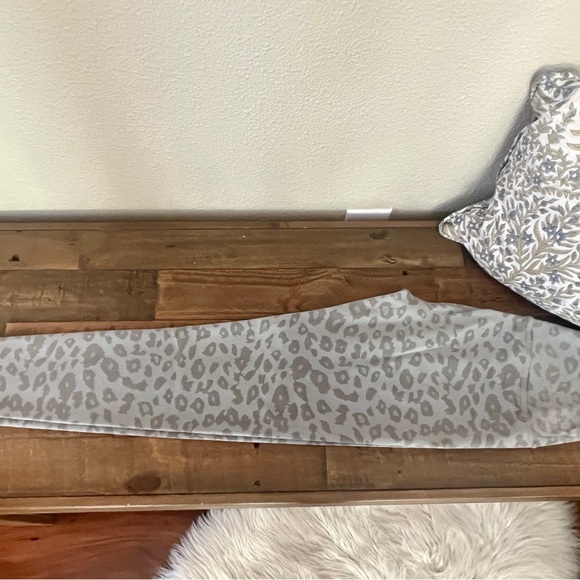 EUC Beyond Yoga Leopord Yoga Pants Size Small - Picture 14 of 16